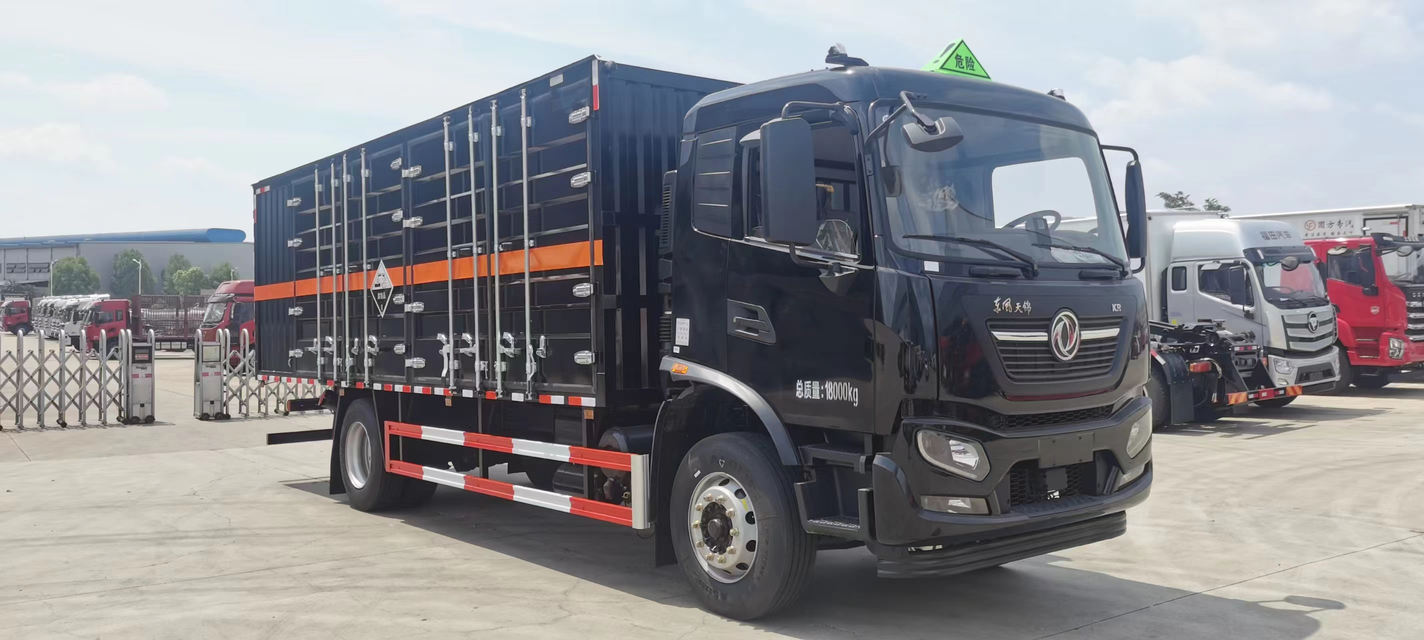 東風天錦KR黑色瓦楞板危險品車