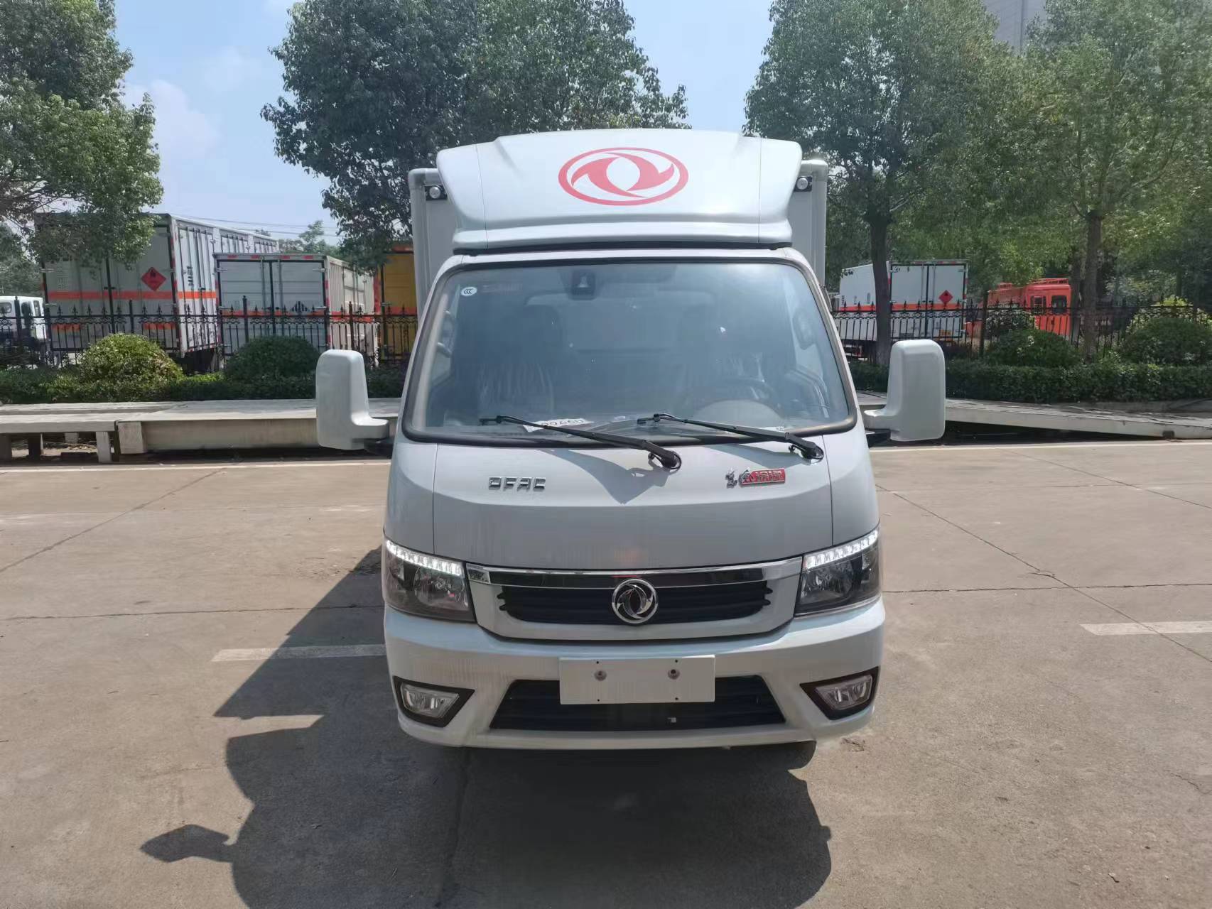 東風途逸3米9帶上百葉窗易燃液體廂式運輸車