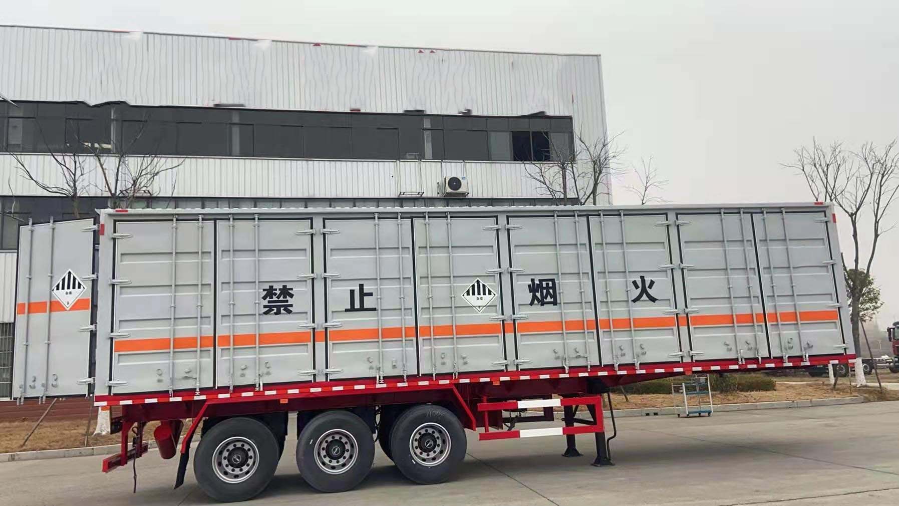 10.6米國六雜項帶全開側門危險品車