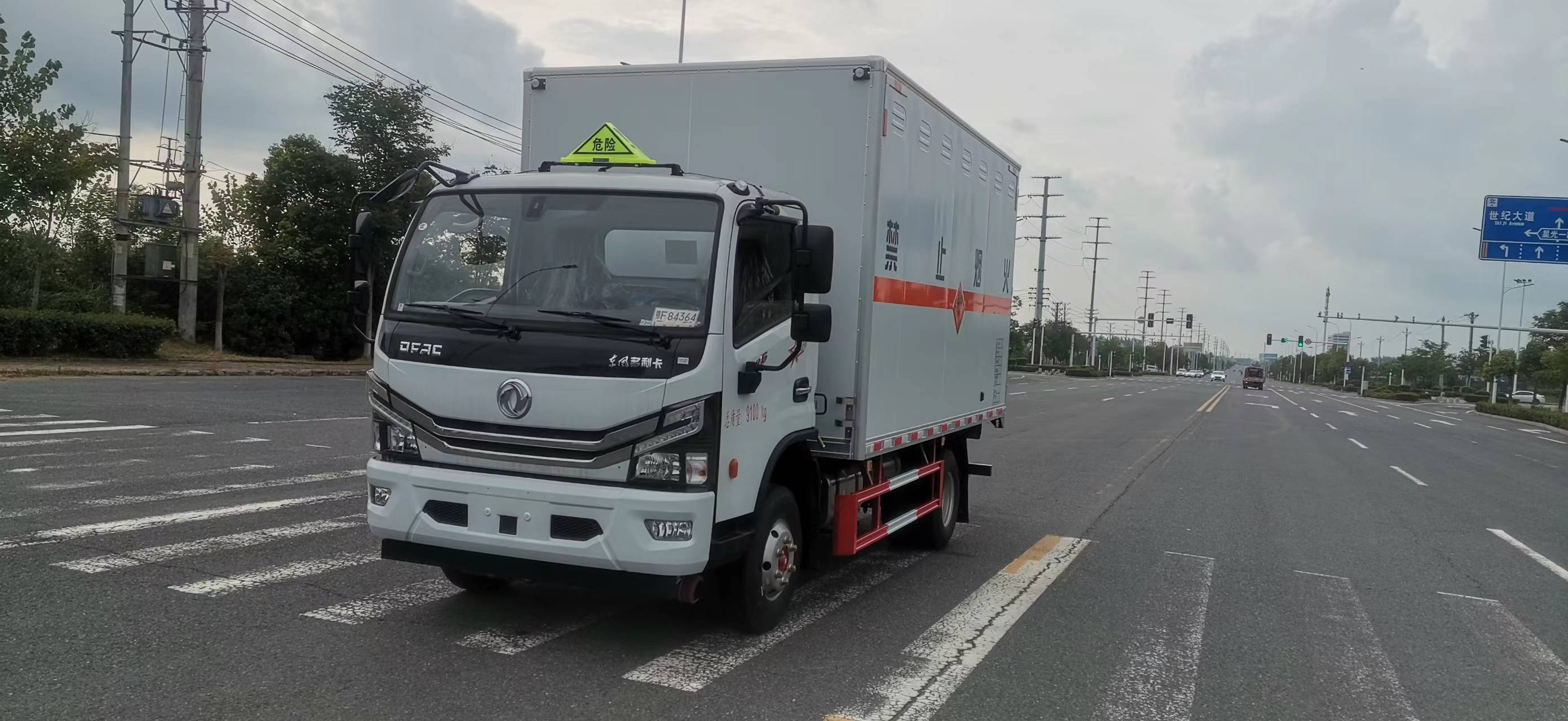 東風(fēng)多利卡4米3爆破器材運輸車