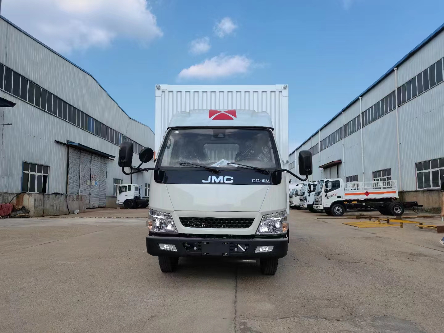 江鈴國六帶導(dǎo)流罩瓦楞板危險品車