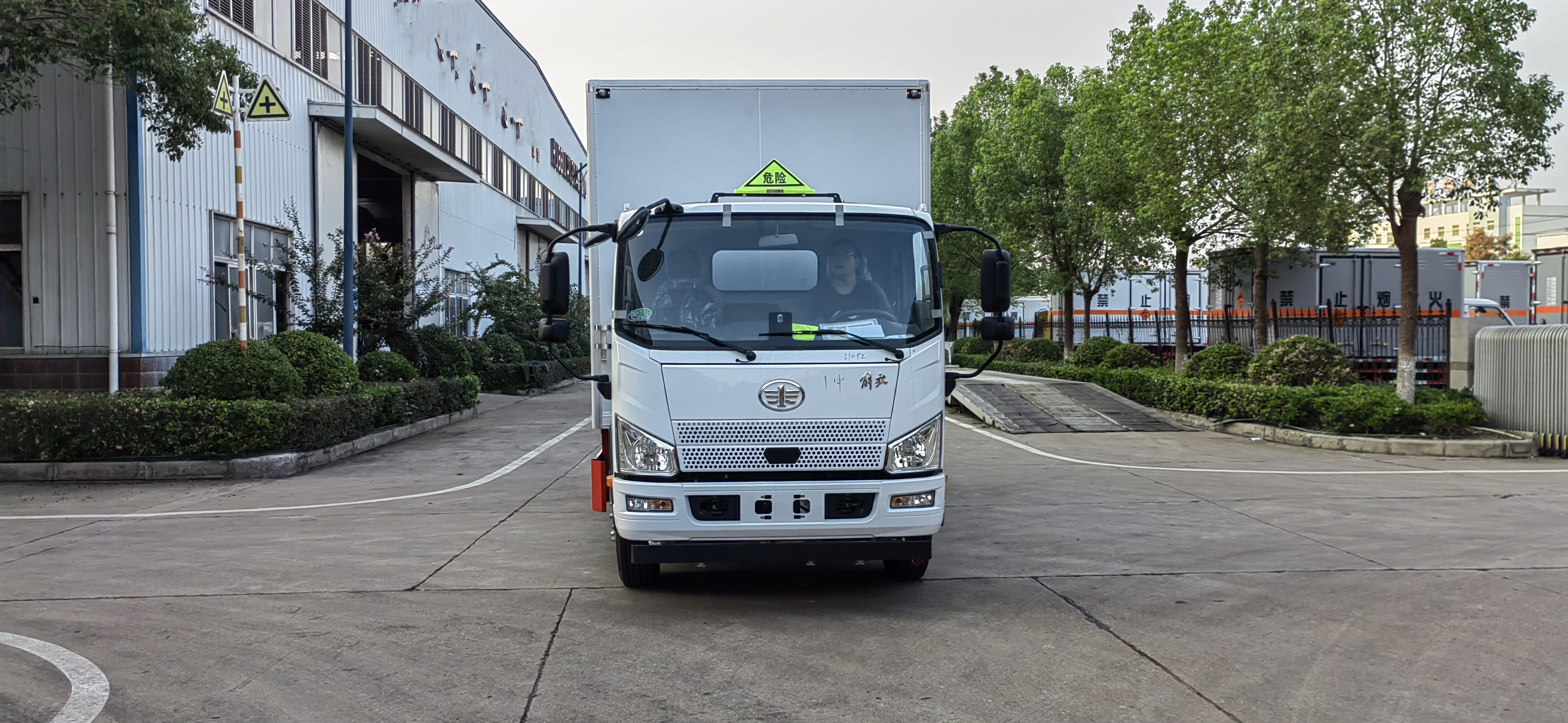 解放J6F國六排半5米2國六危險(xiǎn)品車