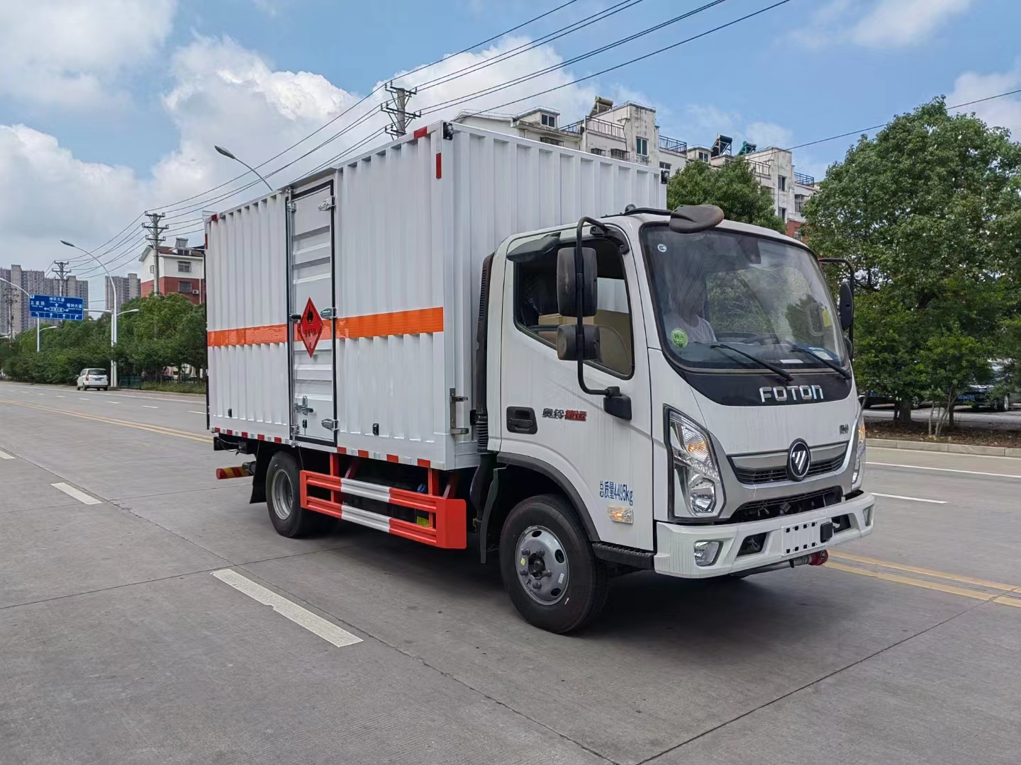 福田奧鈴捷運(yùn)國六藍(lán)牌瓦楞板易燃?xì)怏w廂式車