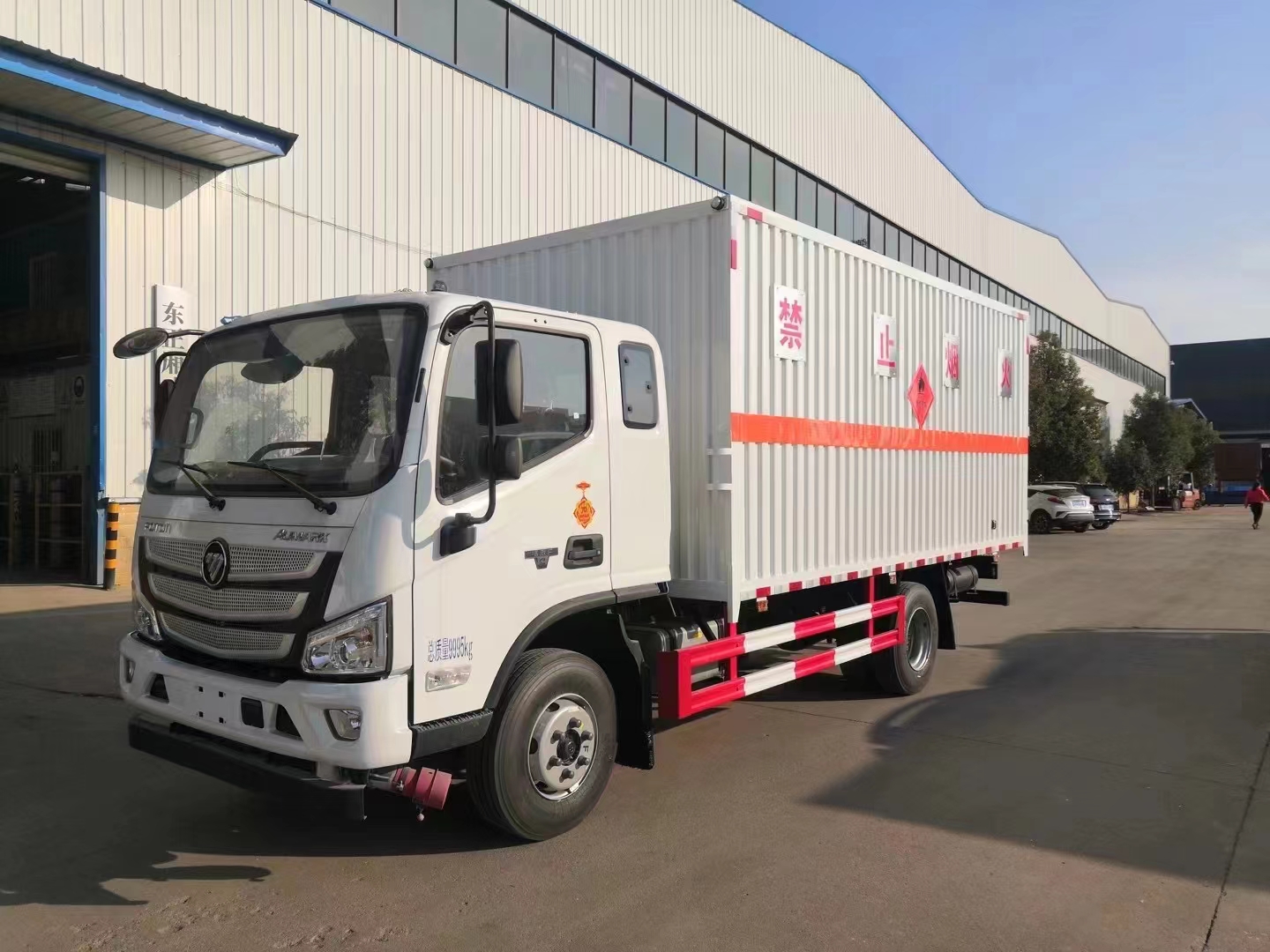 福田歐馬可排半4米8國六瓦楞板危險品車