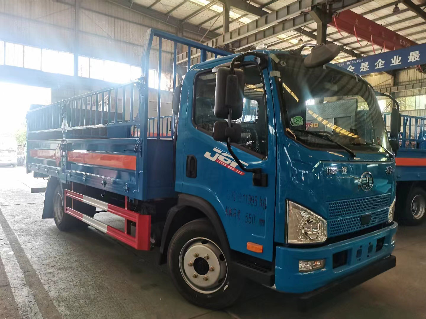 解放J6F國六5米1藍色帶液壓尾板氣瓶車