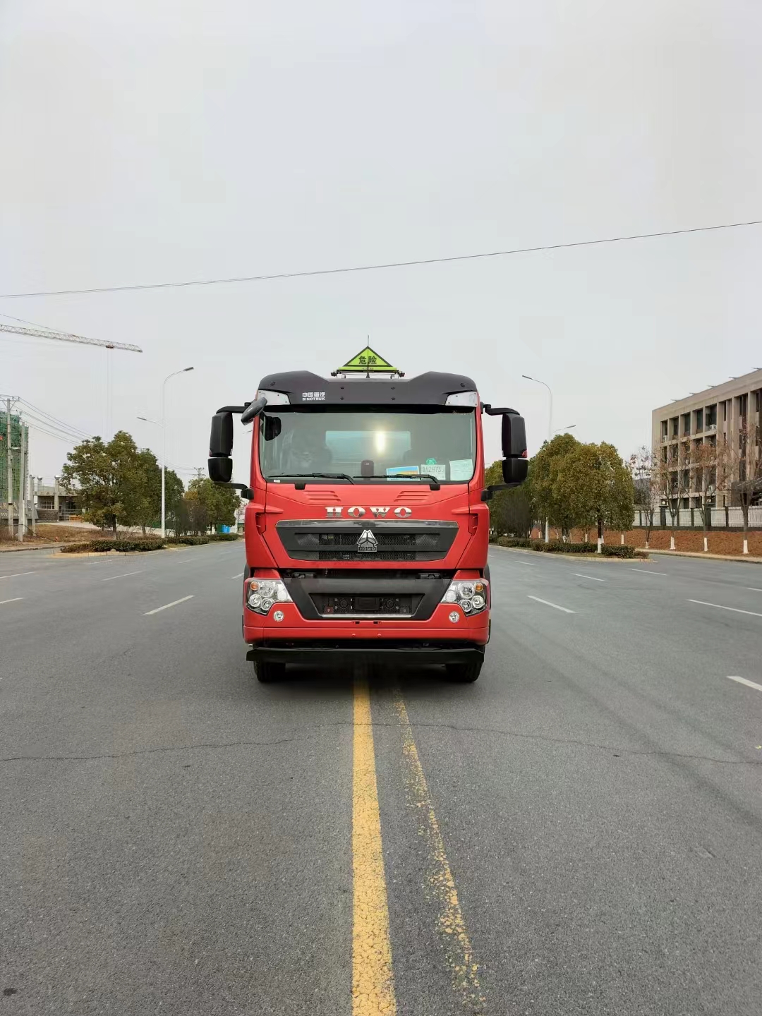 18.3立方重汽豪沃8x4八類腐蝕品罐車