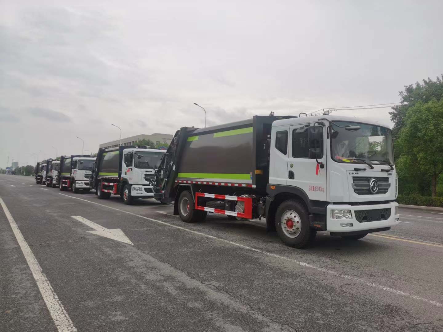 東風(fēng)D9國六12方壓縮垃圾車批量發(fā)車
