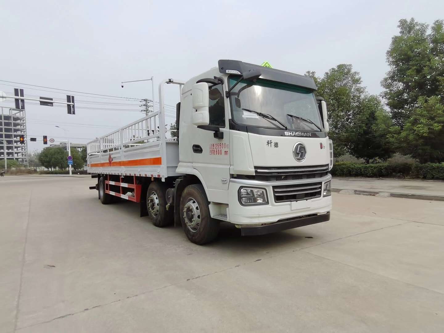 新款車型上市——陜汽國六三軸氣瓶運輸車