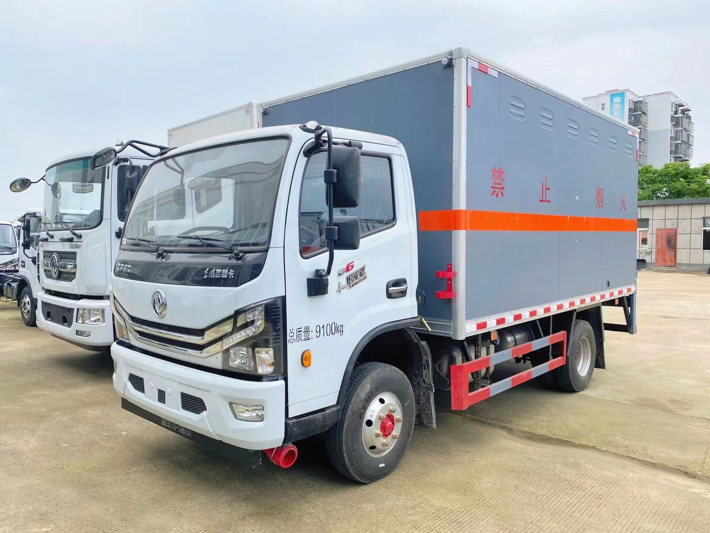 東風(fēng)多利卡D6國六寬體廂式危化品車