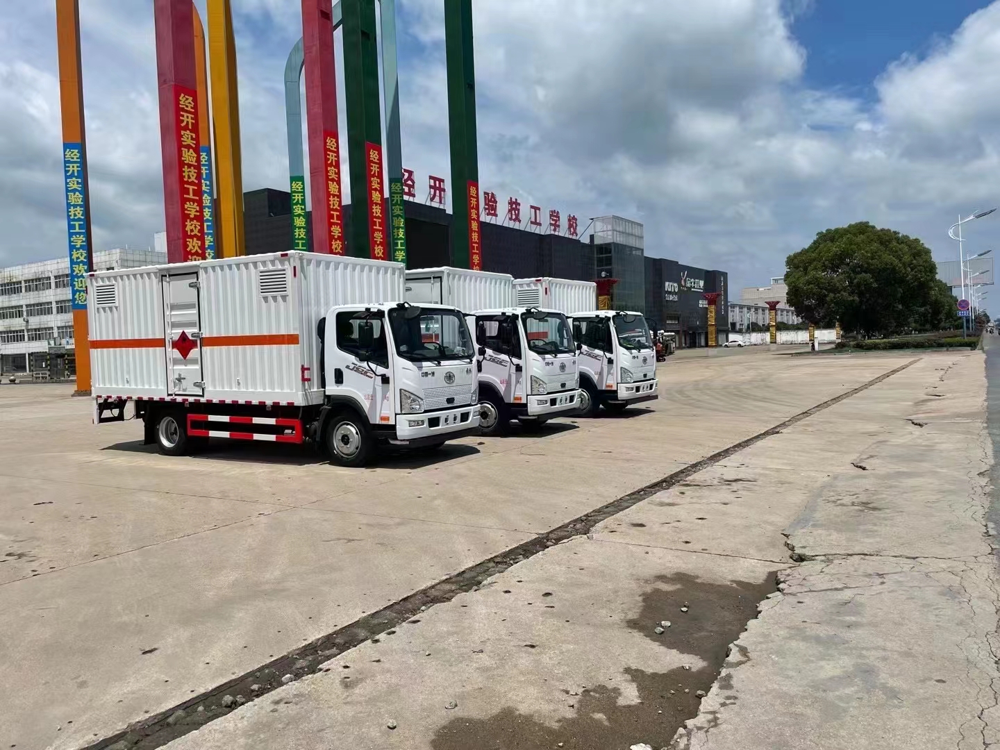 山西李總三臺解放J6F國六瓦楞板危險品車發車