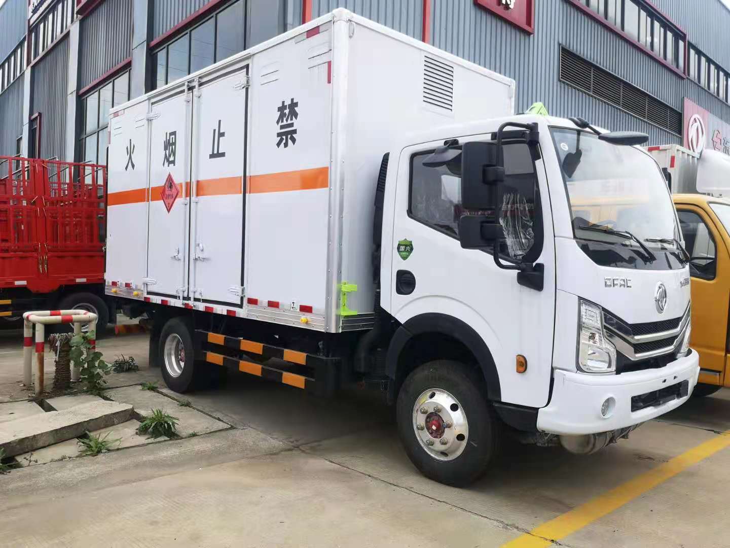 東風多利卡黃牌與藍牌危險品車對比