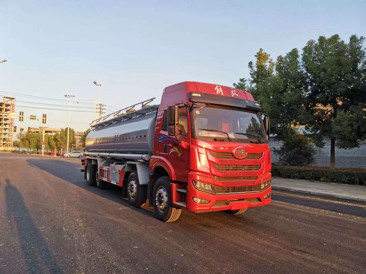 解放悍V國六普通液體罐式運輸車