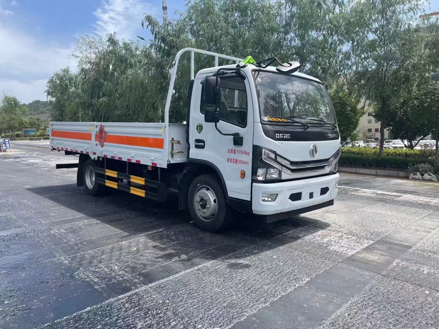 帶固定貨架的東風大多利卡低欄板氣瓶車