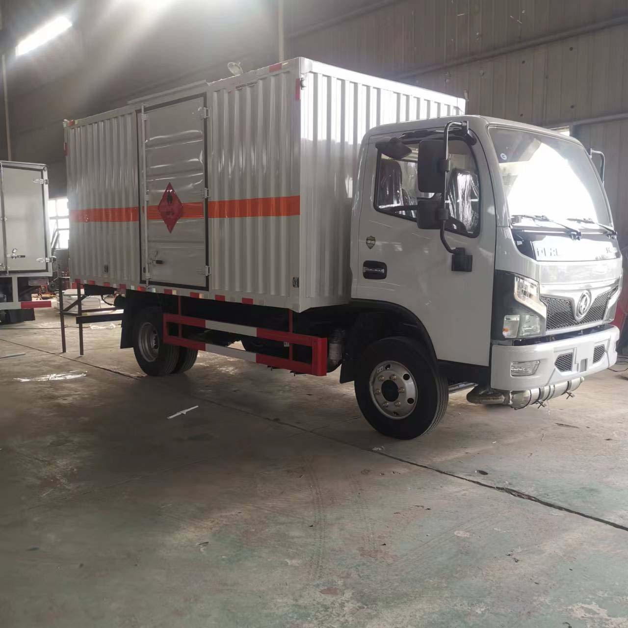 東風福瑞卡國六藍牌瓦楞板危險品車