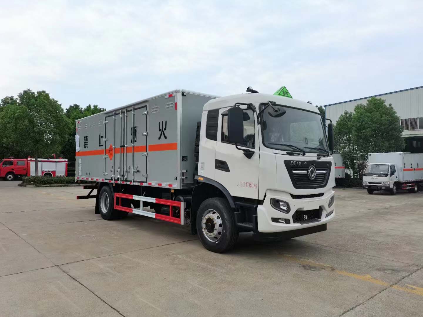 東風天錦KR高頂雙臥國六單橋危險品車