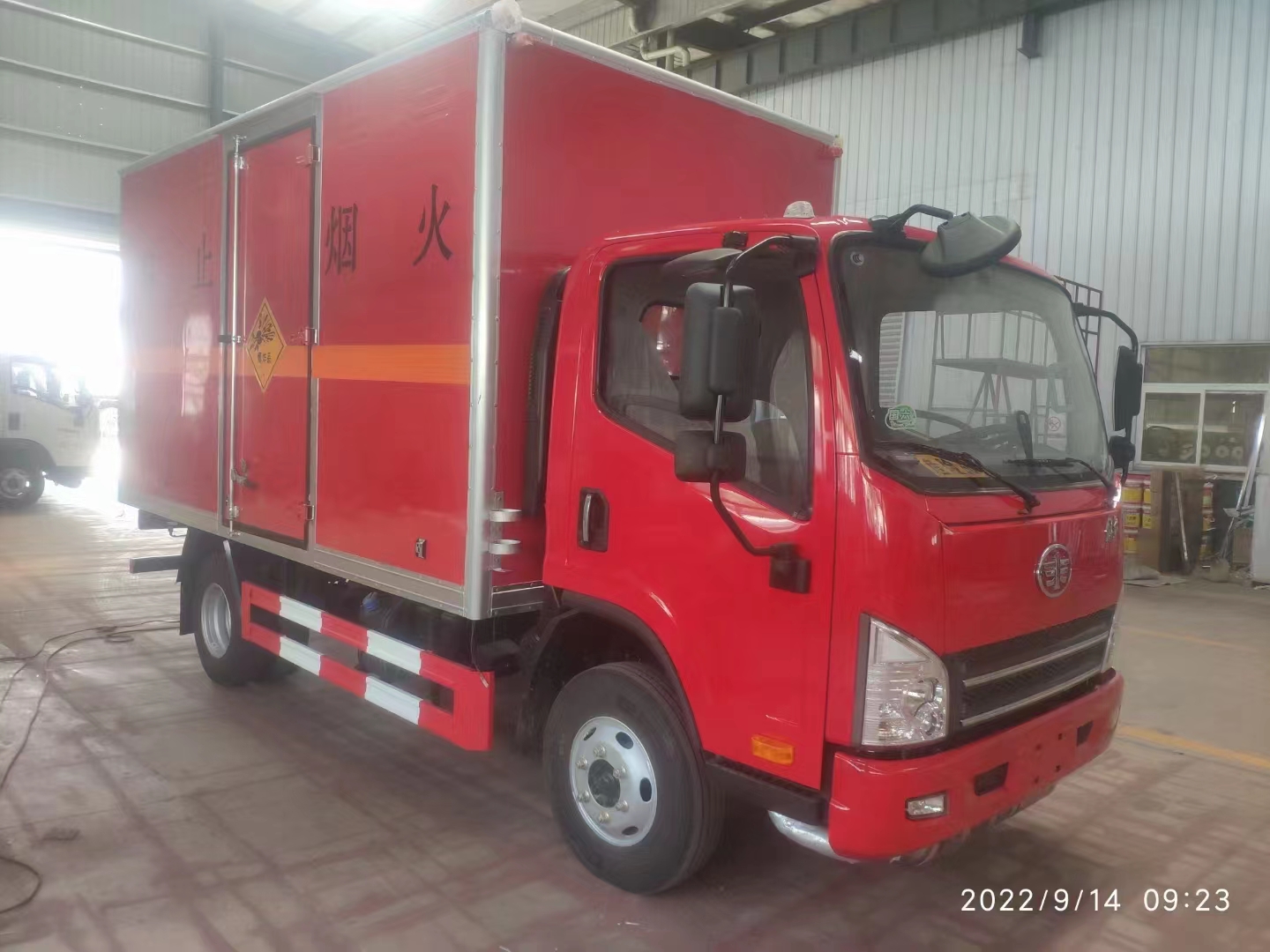 解放虎V國六紅色危險品車