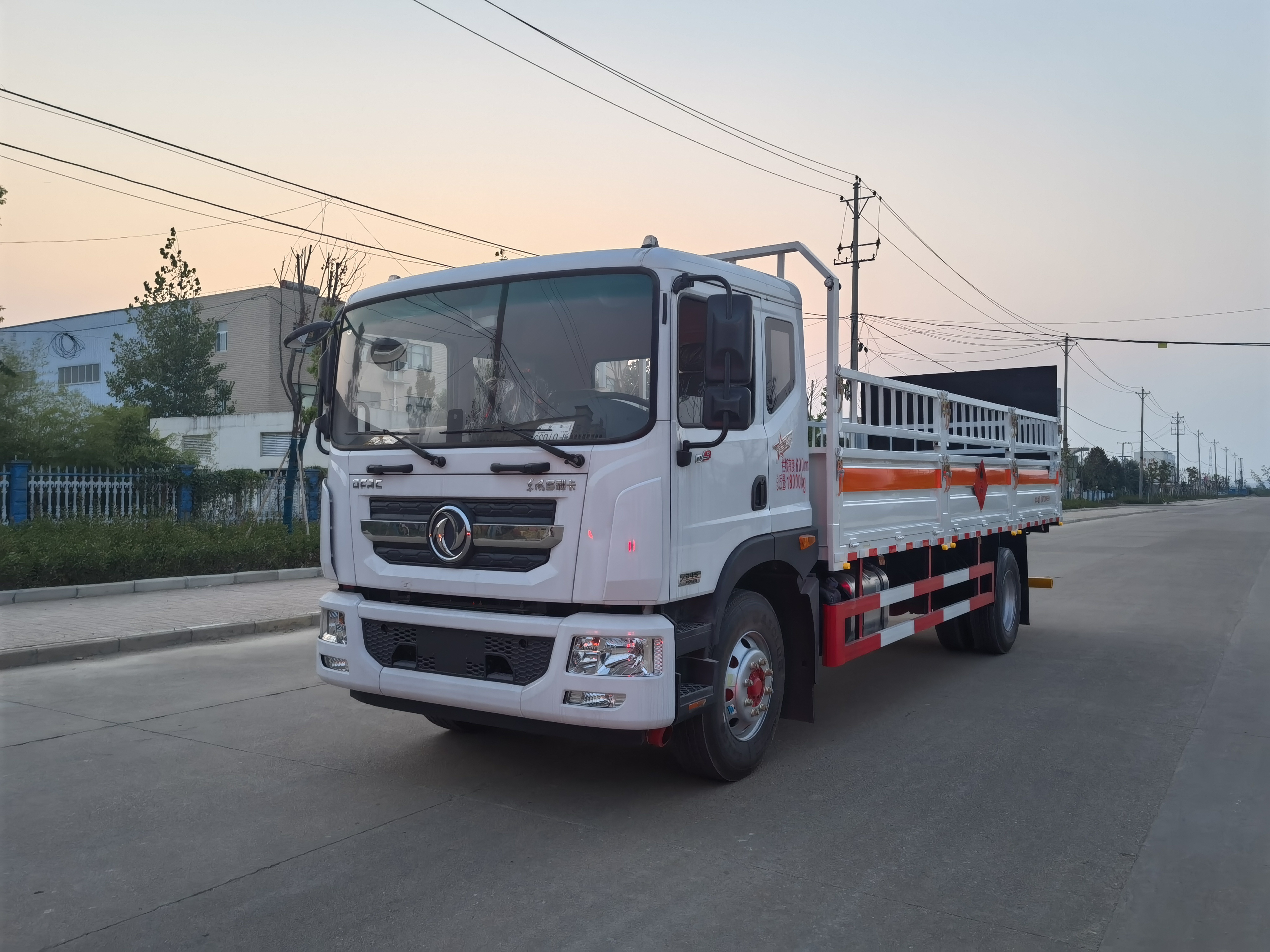 東風(fēng)D9國六高欄帶液壓尾板氣瓶車