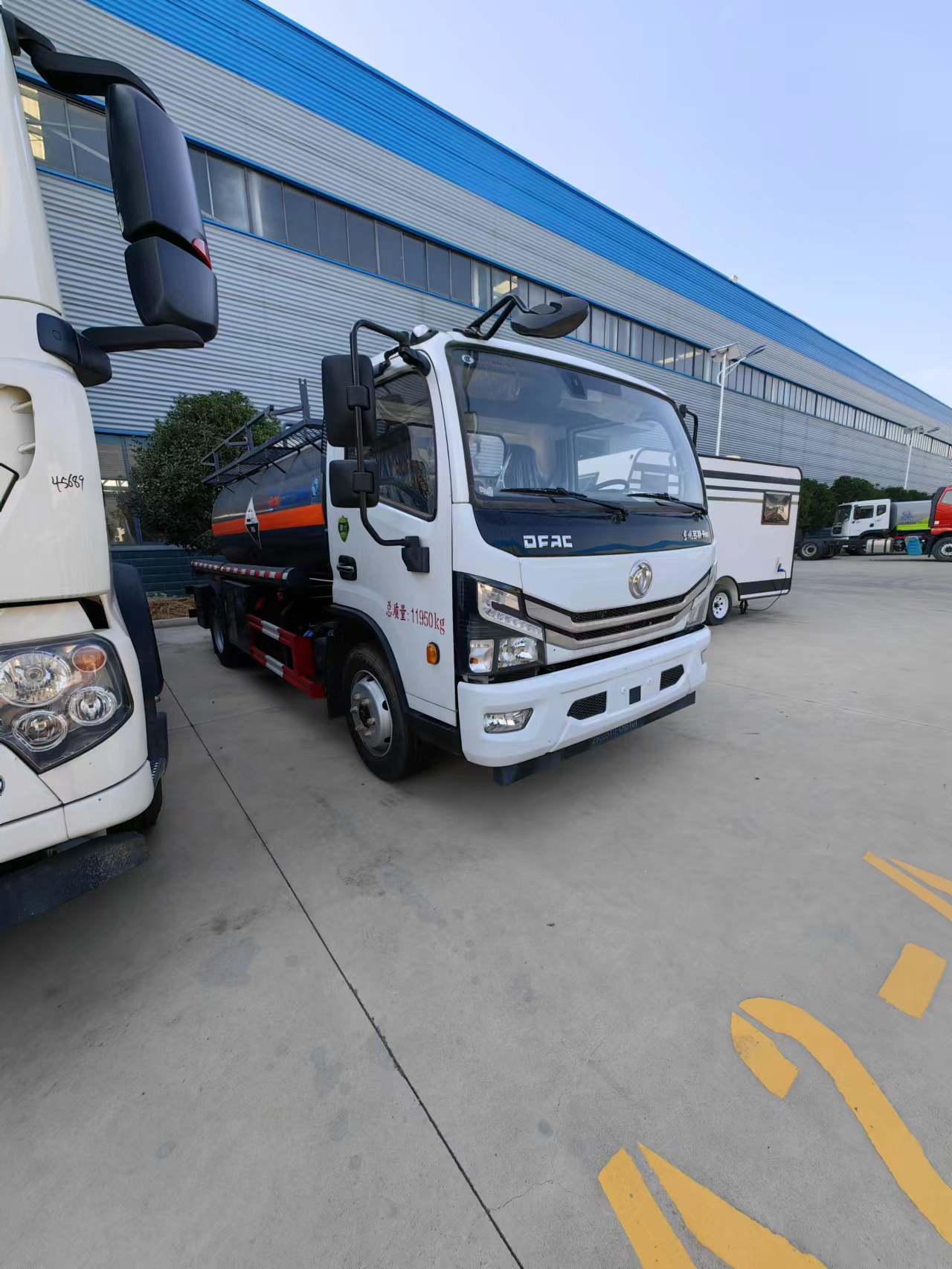 東風(fēng)大多利卡國六腐蝕品罐式車