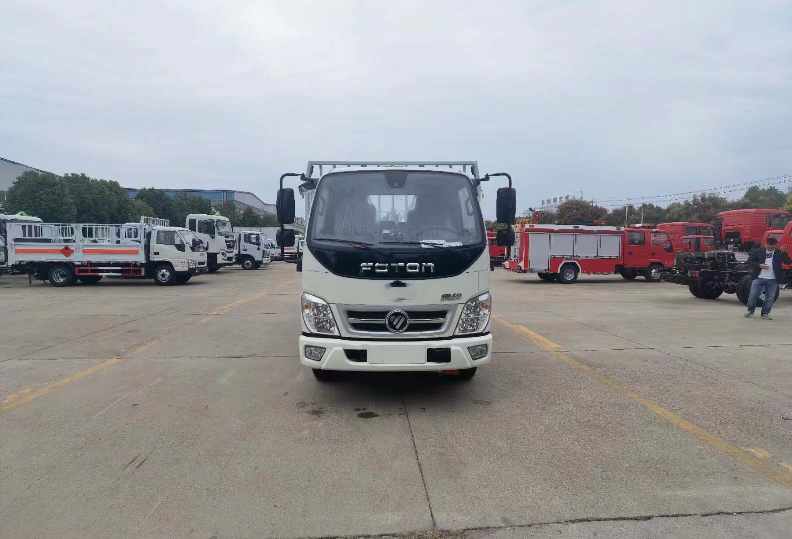 福田奧鈴符合新規(guī)額載1.8噸藍(lán)牌氣瓶車