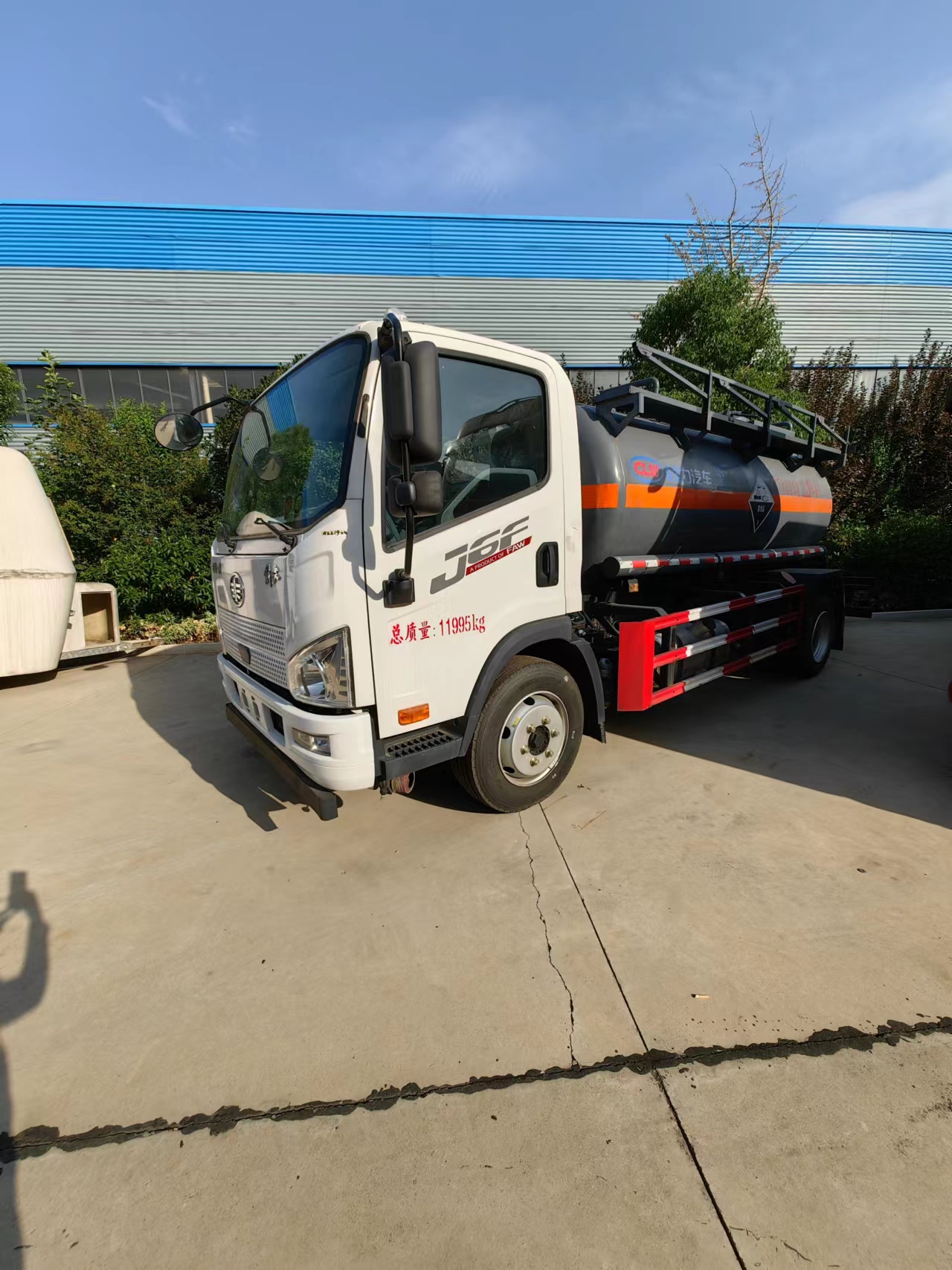 解放J6F國六8方腐蝕品罐式運(yùn)輸車