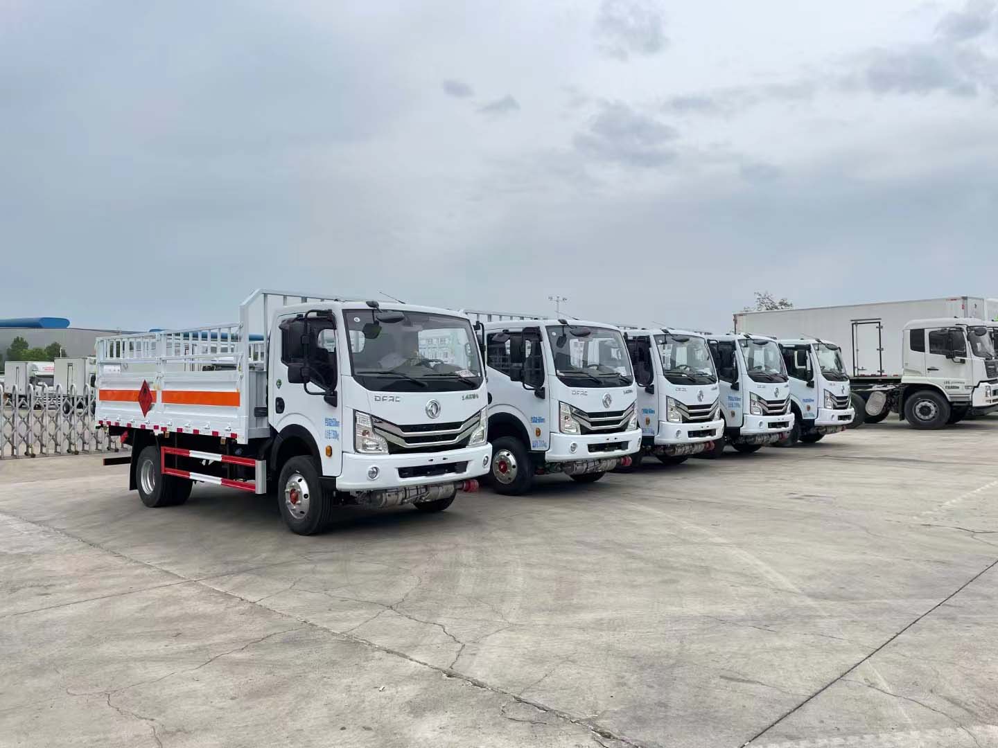 江西李總訂購5臺東風(fēng)寬體4米2黃牌氣瓶車