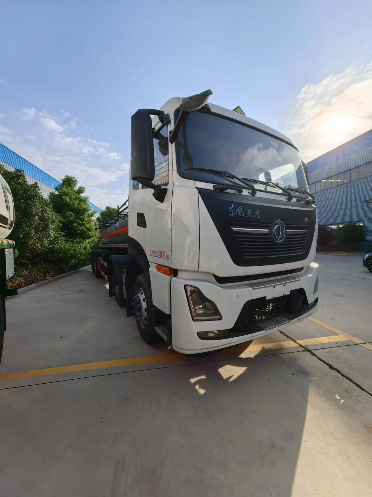 東風(fēng)天龍國六前四后八腐蝕品罐式運(yùn)輸車