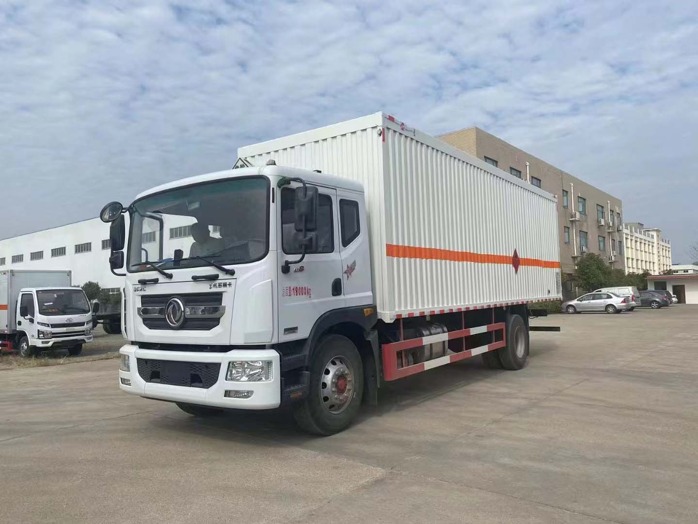 東風D9國六瓦楞板危險品車