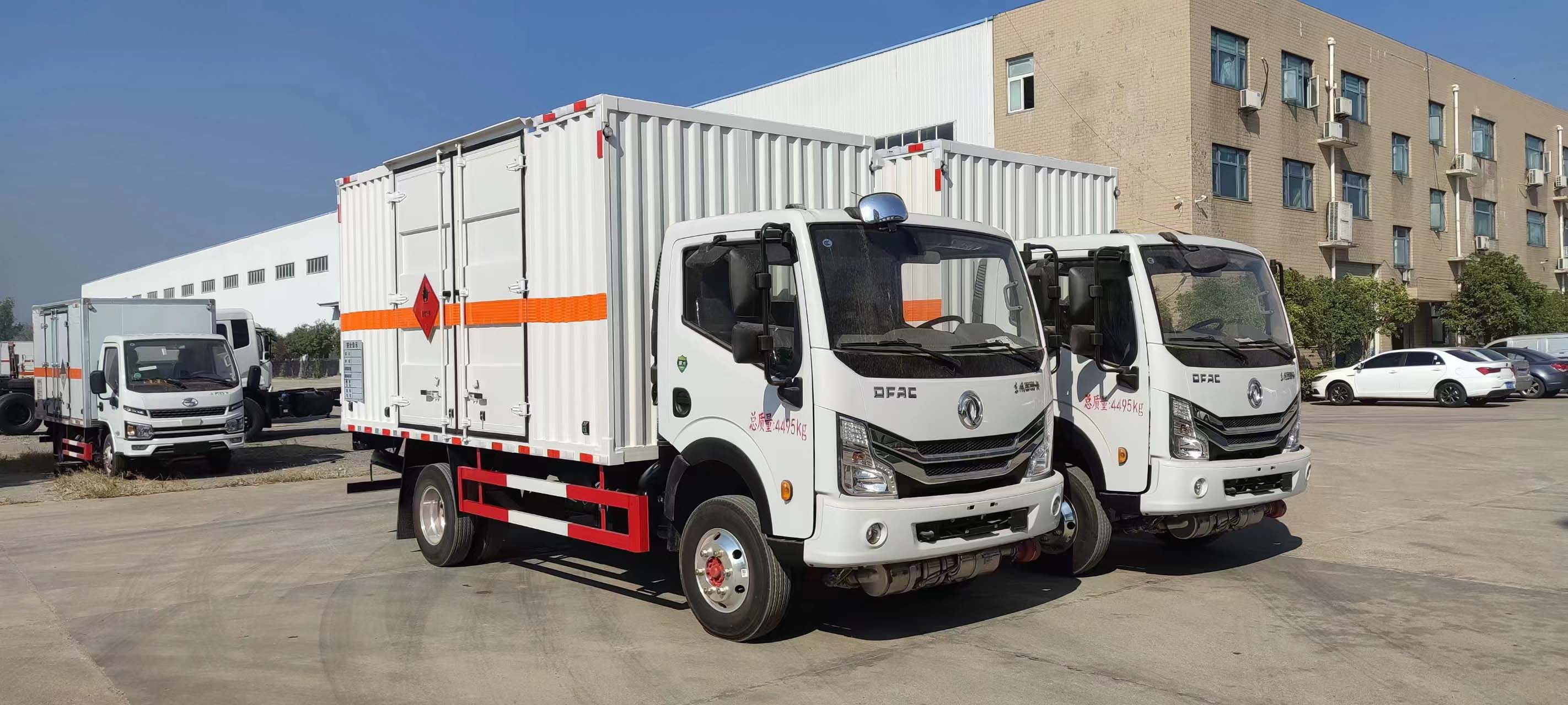 東風多利卡藍牌帶雙開門瓦楞板危險品車