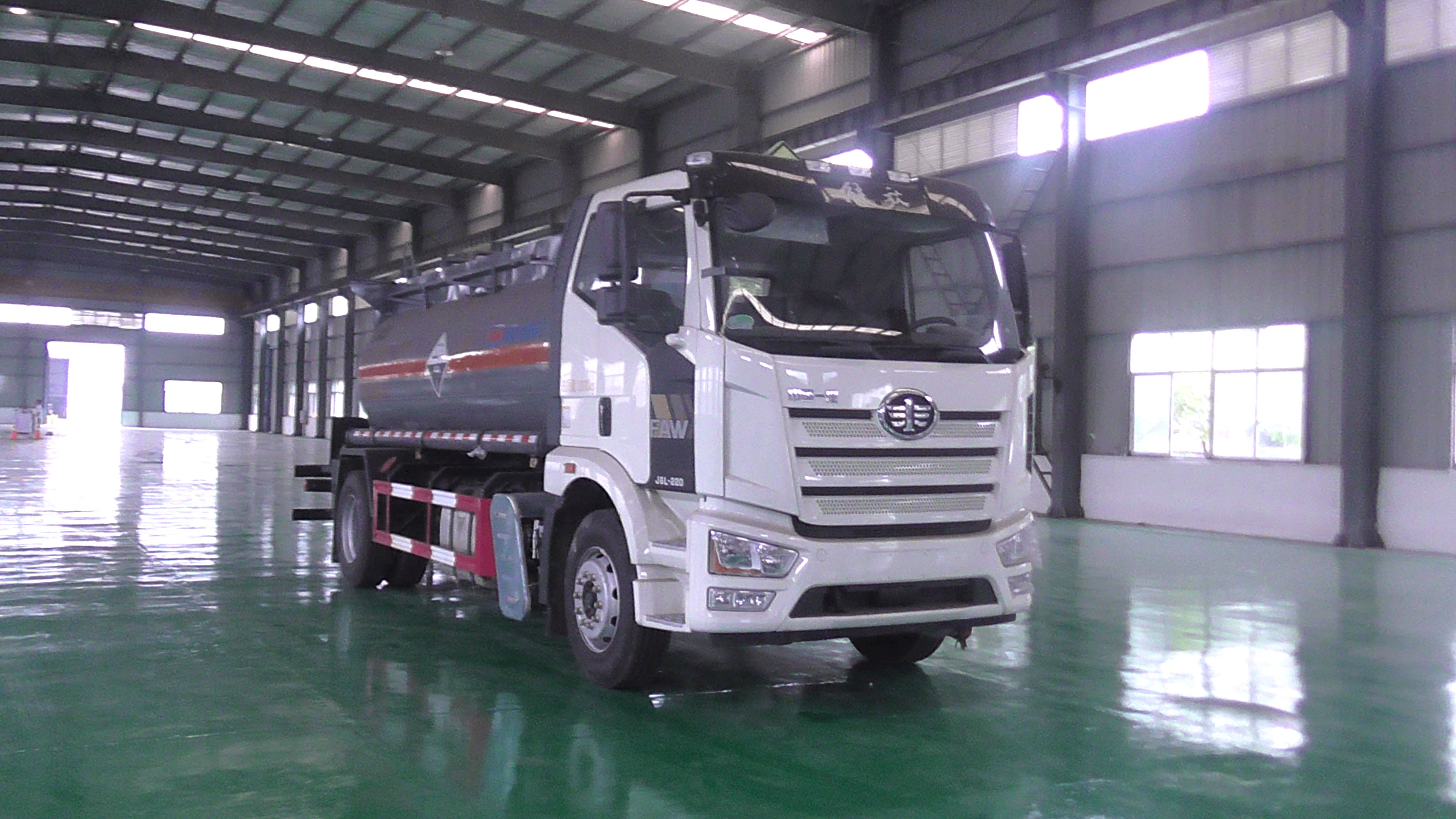 解放J6國(guó)六9.4方腐蝕品罐式運(yùn)輸車