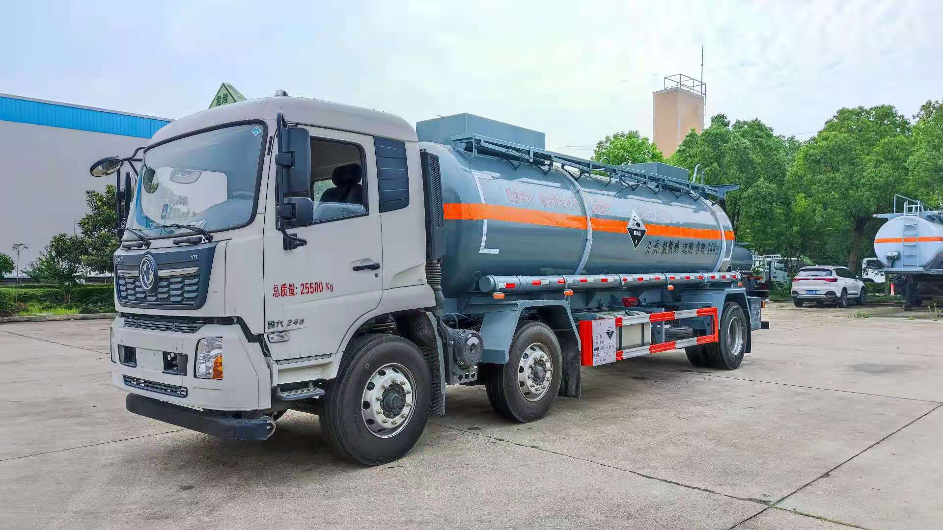 東風(fēng)天錦三軸國(guó)六腐蝕品罐式運(yùn)輸車