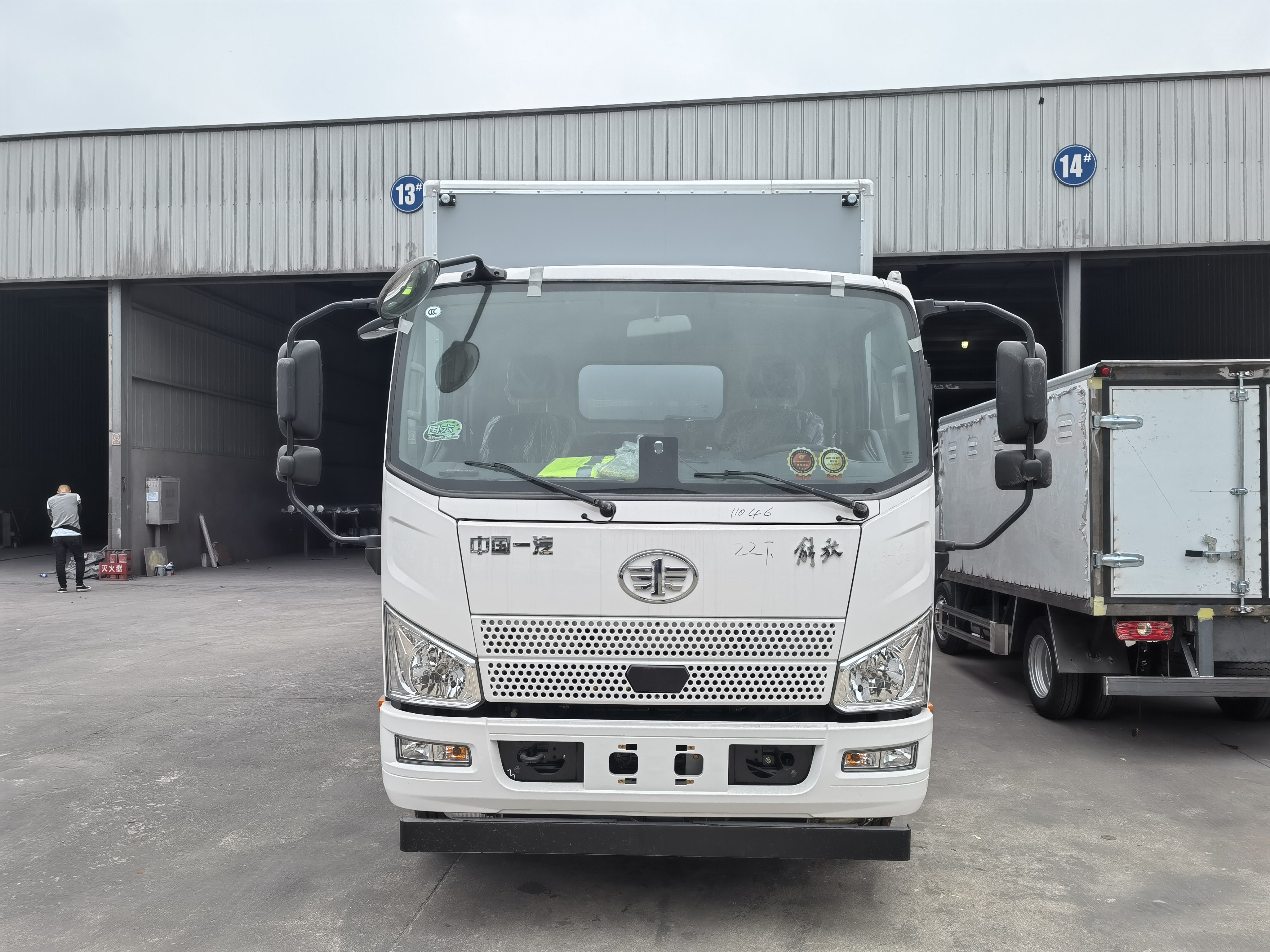 解放J6F國六4.78米灰色爆破危險品車