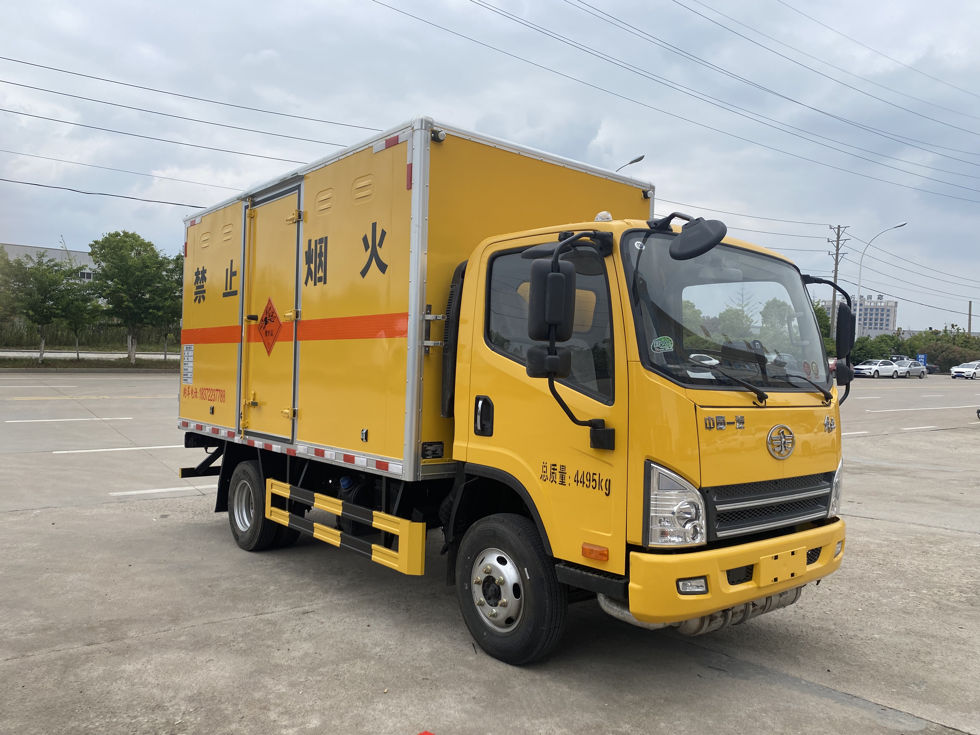 工程爆破——解放虎V藍牌黃色一類危險品車來助力