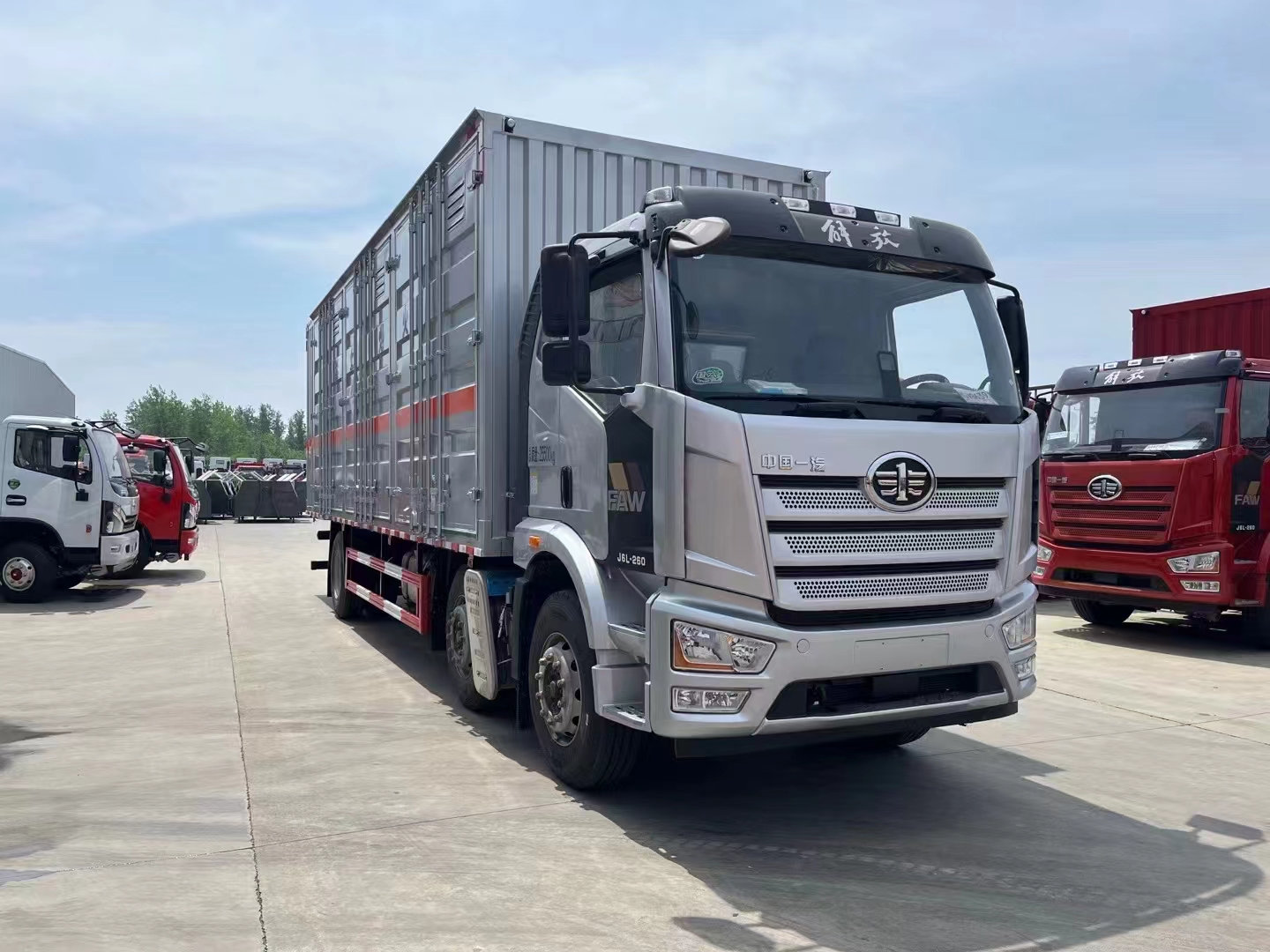 解放三軸國六雜項帶左右開門危險品車