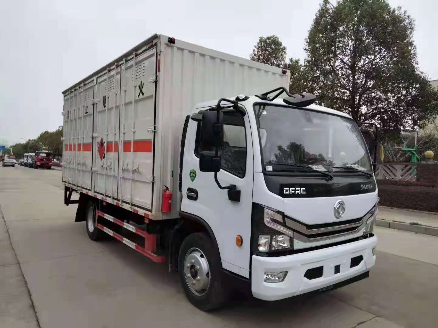 東風大多利卡國六帶雙開雙側門危險品車