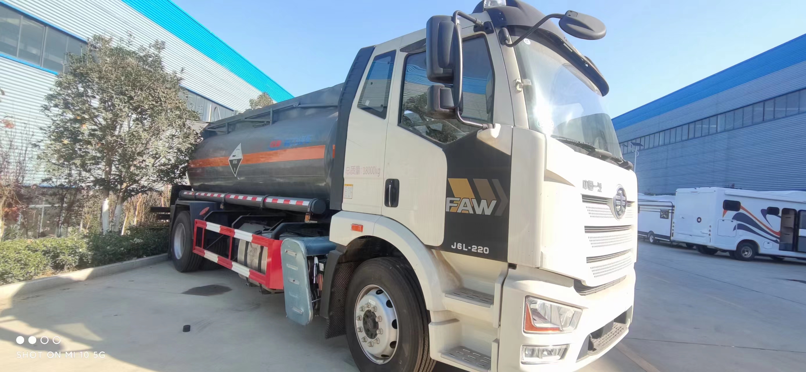 解放J6國六腐蝕品罐式運輸車