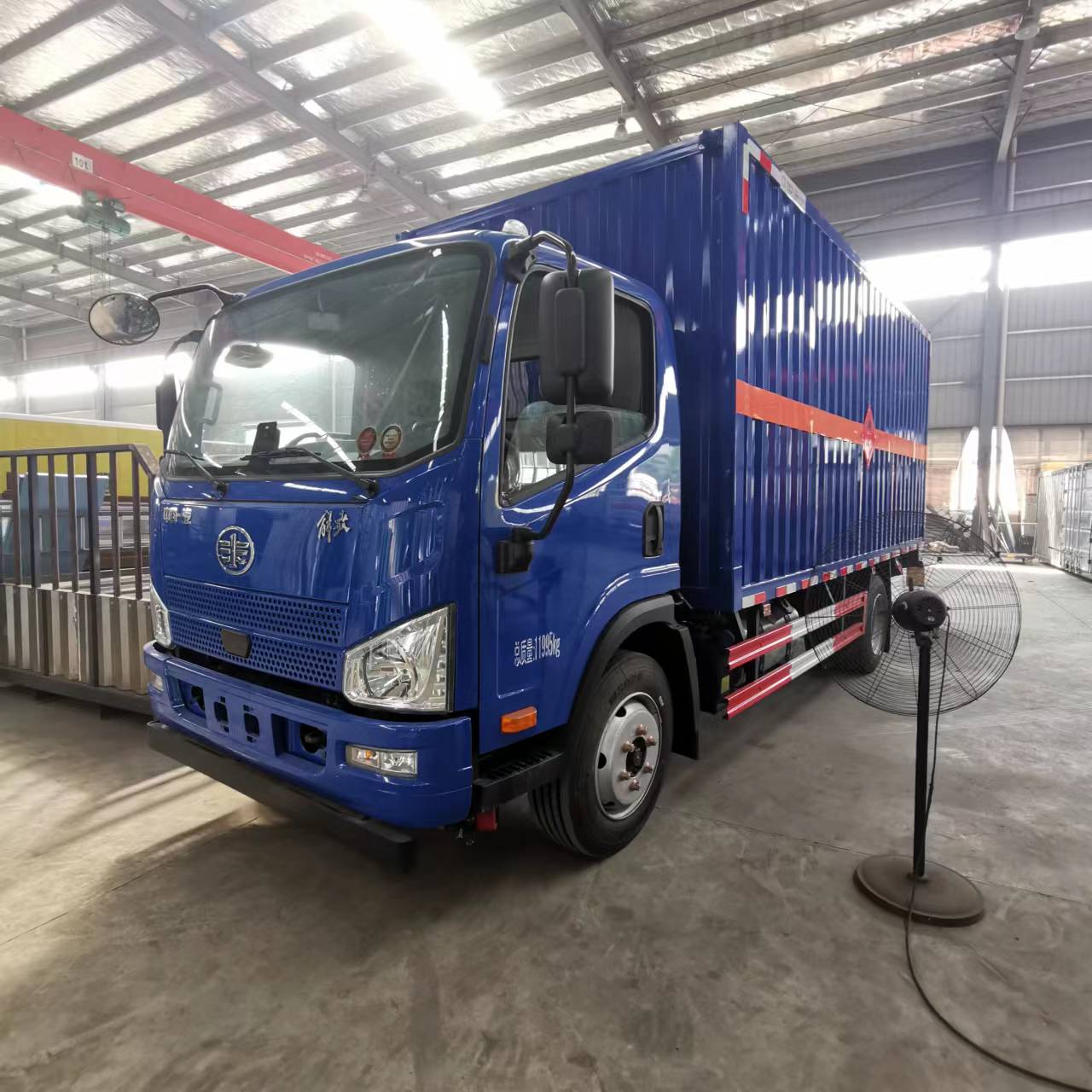 解放J6F藍色國六5米1瓦楞板危險品車