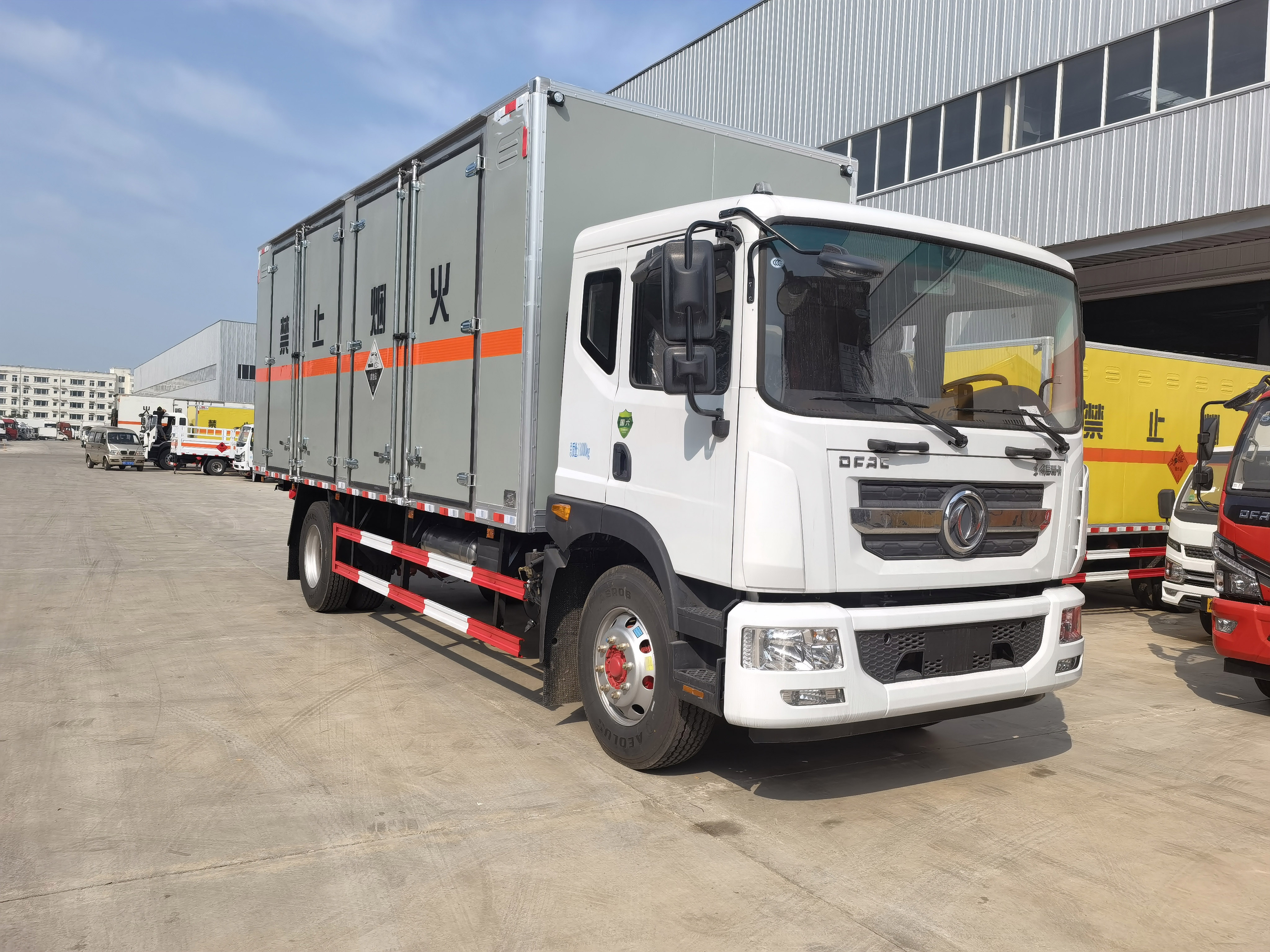 東風D9國六灰色箱體腐蝕品運輸車