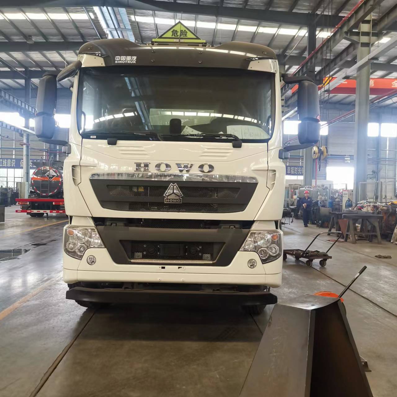 重汽豪沃國六前四后八加油車