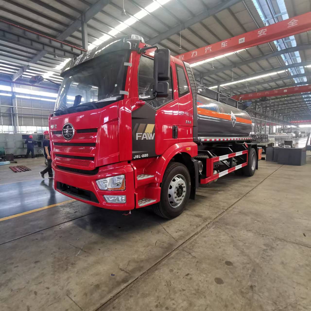 解放J6國六紅色腐蝕品罐式運輸車