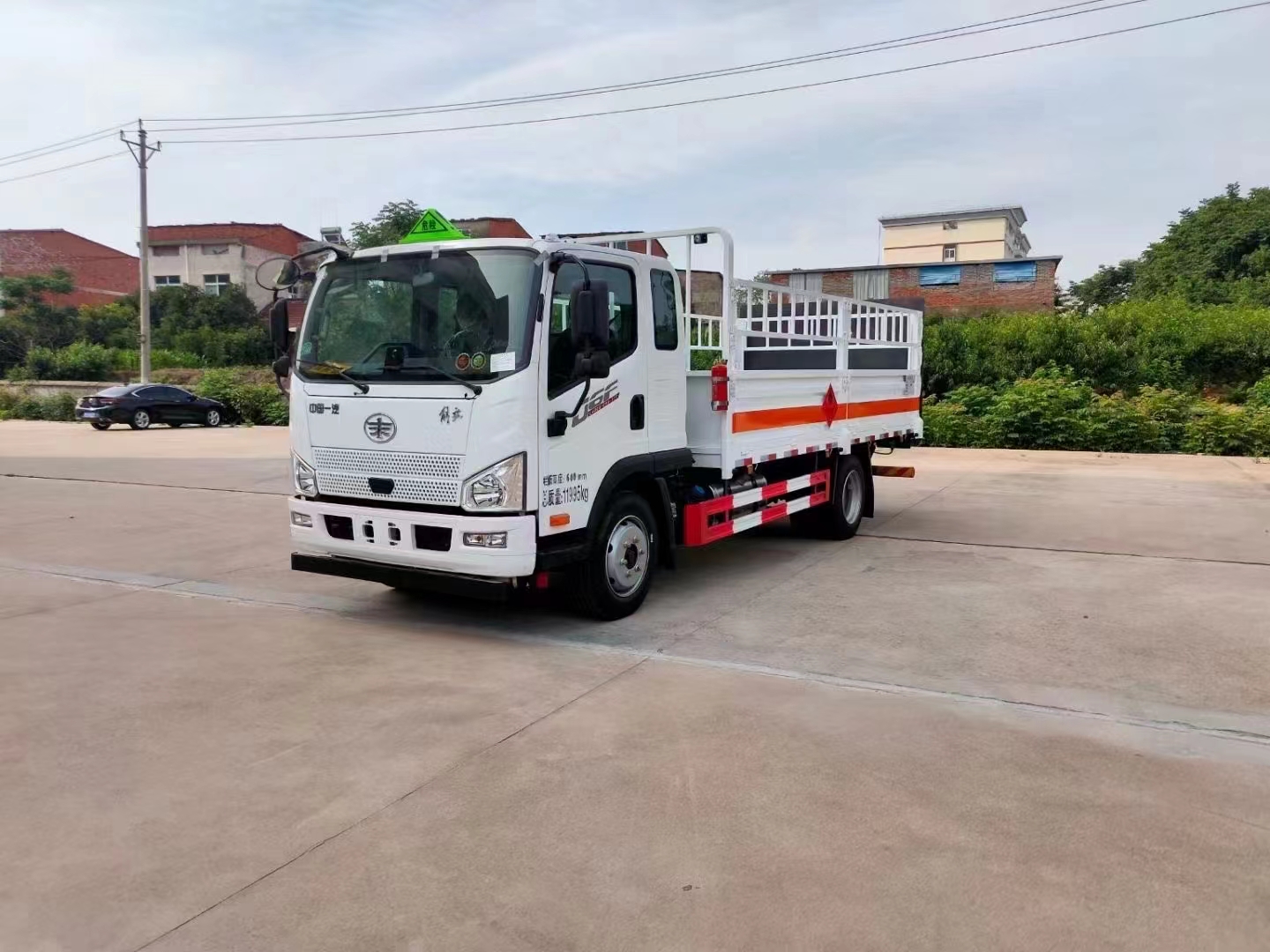 解放J6F國六排半4米8氣瓶車