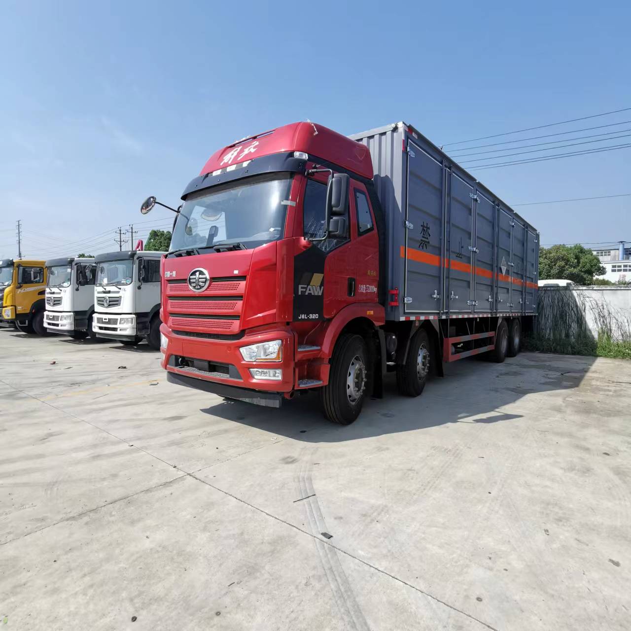 裝貨方便完美解決翼展，解放前四后八雙側雙開門危險品車