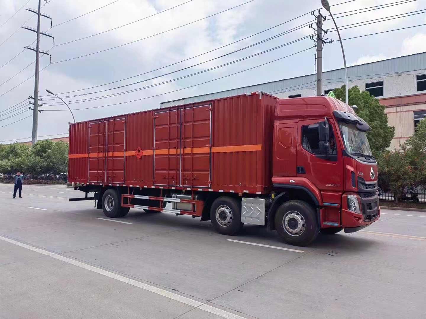 柳汽乘龍帶左右同開門國六危險品車