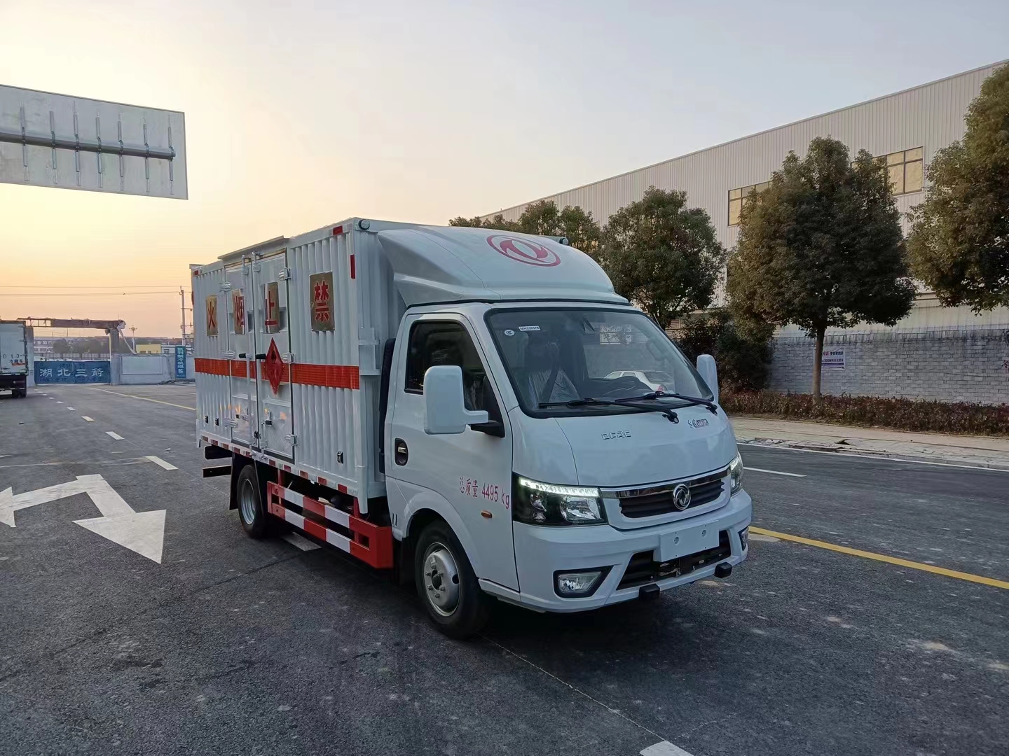 東風途逸國六帶雙開側門瓦楞板危險品車