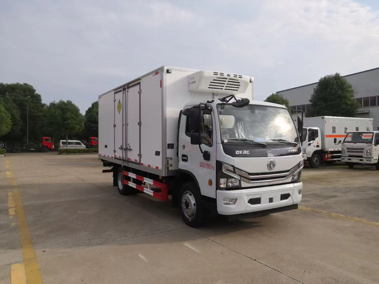 東風大多利卡國六氧化性物品運輸車