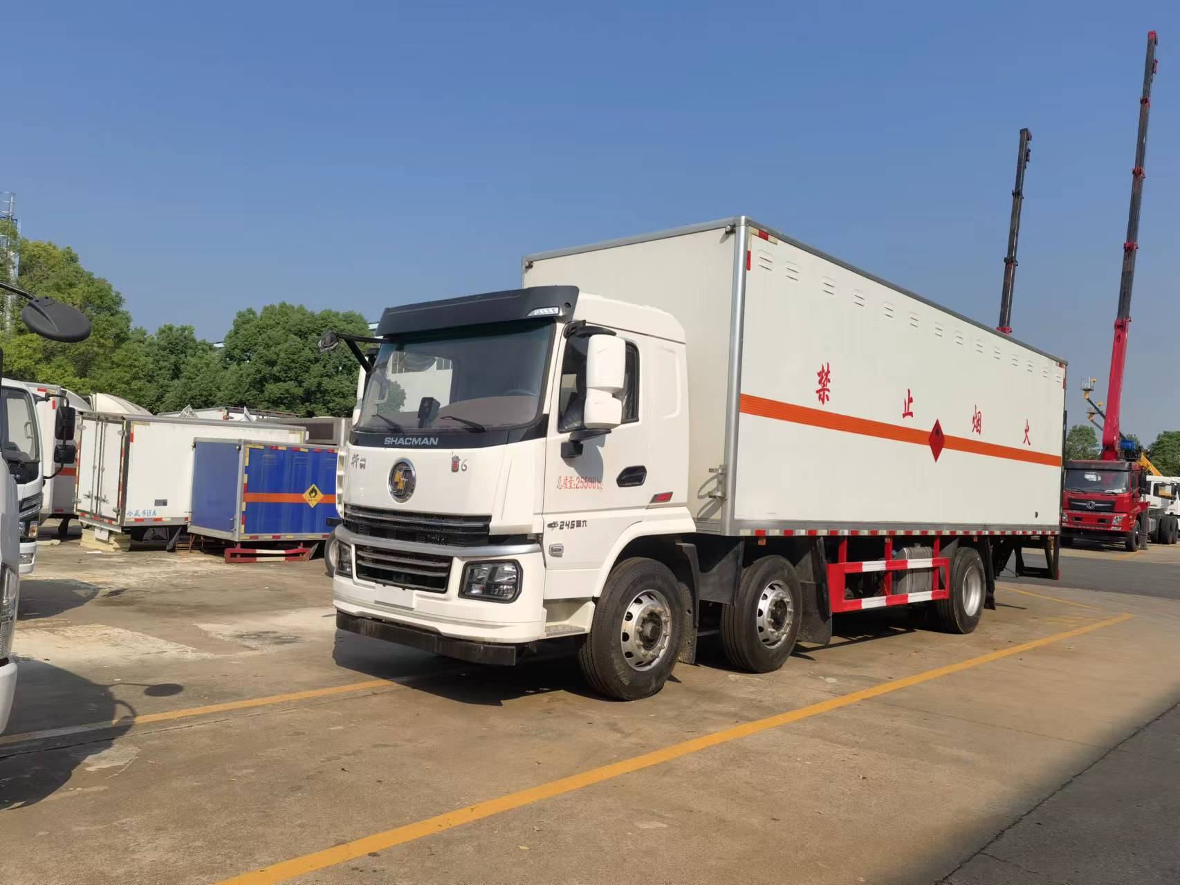 陜汽三軸國六9米6危險品車