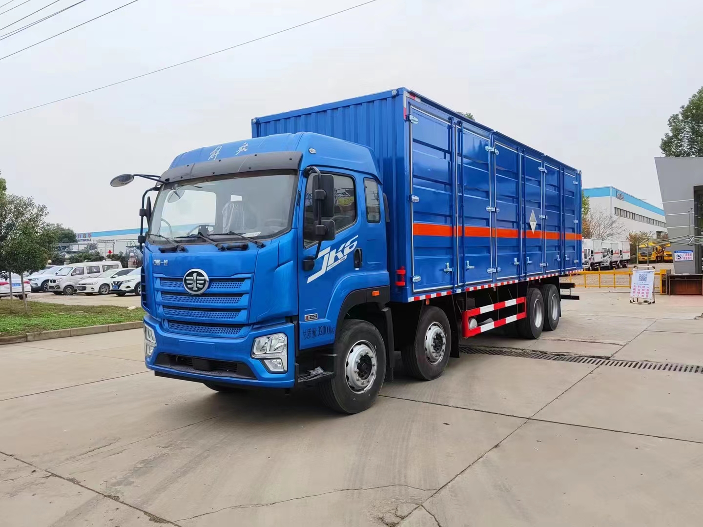 裝貨更方便，解放JK6前四后八左右開門危險品車更方便