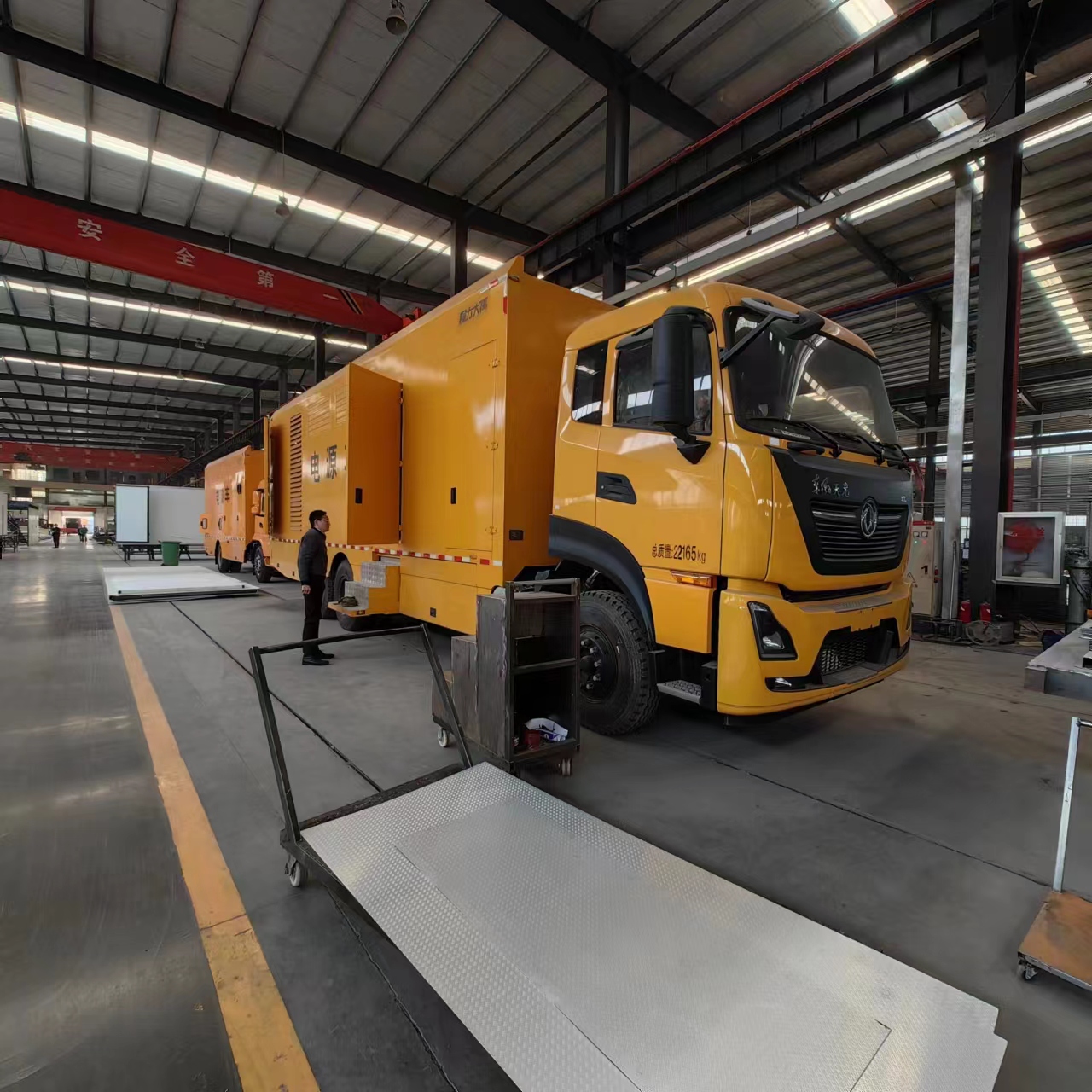 東風天錦后雙橋國六應(yīng)急電源工程車