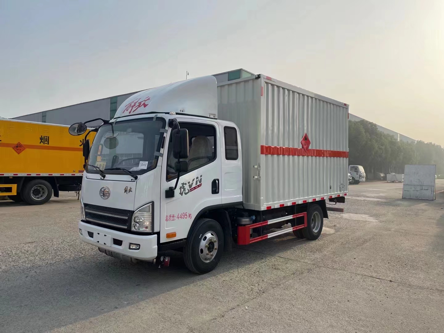 解放虎V藍牌國六排半危險品車