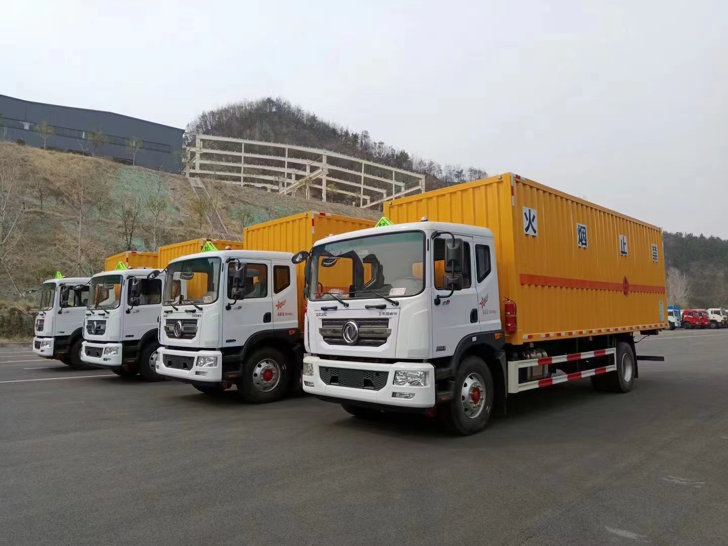 東風D9國六黃色瓦楞板危險品車批量發車