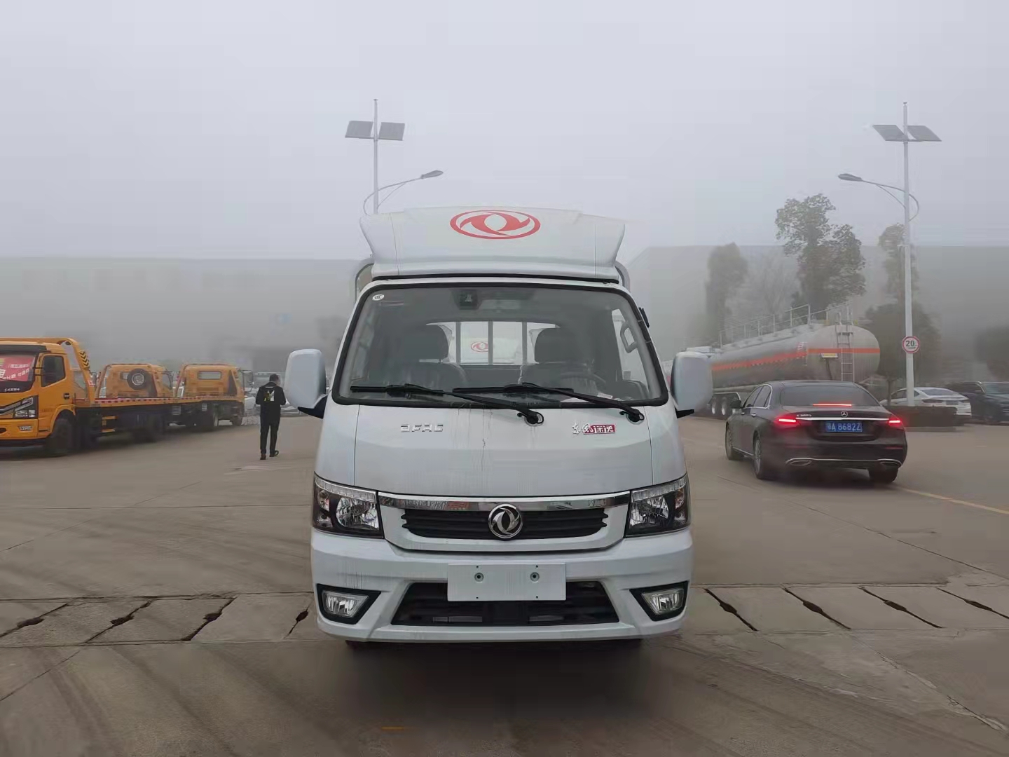 東風途逸國六汽油2米6氣瓶車